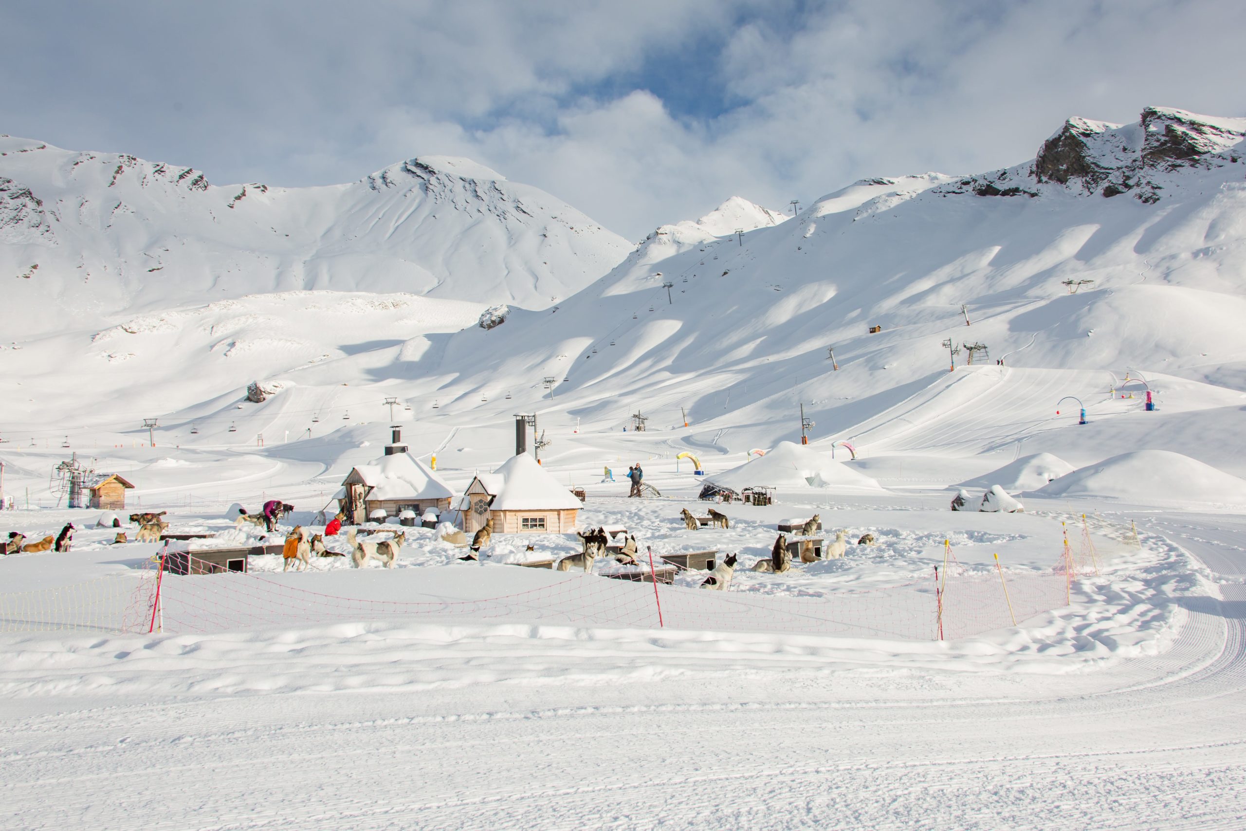 Village de Williwaw Alpi Traineau Orcieres Merlette 1850 Champsaur Hautes Alpes Alpi Traineau Chiens de traineaux